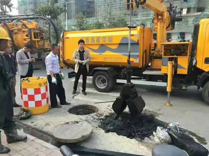 衡阳街道：网格员化身“清道夫”，为民解忧疏通“堵心”化粪池