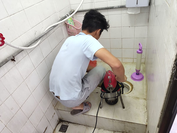 衡阳管道堵塞冒臭气 专业师傅现场解决问题