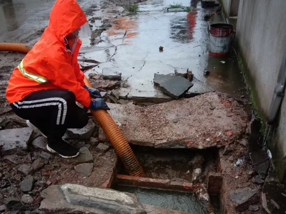 衡阳专业清理污水池 炜誉市政以规范流程守护城市 “肠道”